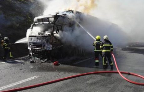 Nektarine pogorele, voznike gasilci prosili, da se umaknejo
