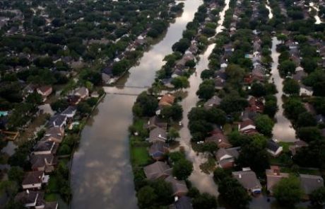 (FOTO) Poplavljeni Houston trepeta še pred eksplozijo v kemični tovarni