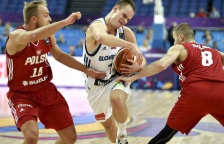 Slovenski košarkarji brez centrov, energije, nog, a z zmago proti Poljakom