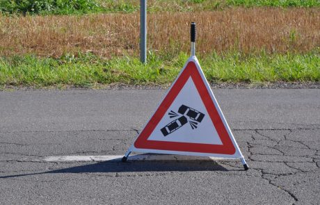 Mopedista zbil in poškodoval, nato pobegnil