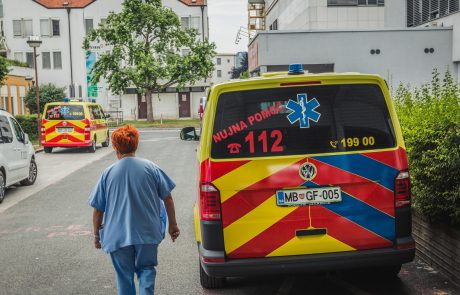 Brez čelade na mopedu pripeljal po prednostni in trčil v avtomobil