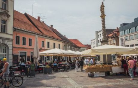 Policija s kamerami nad dogajanje v mestu