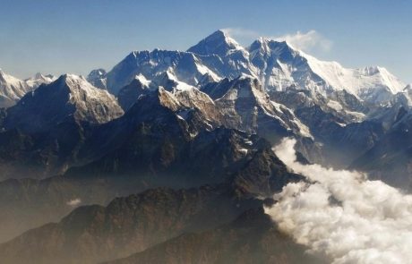 Na Everestu umrli trije alpinisti, enega še pogrešajo