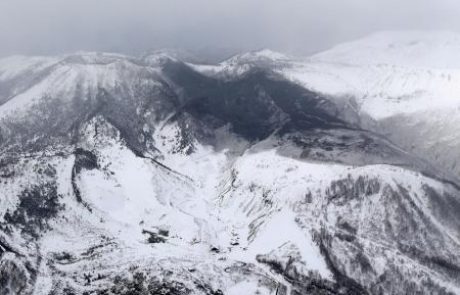 (VIDEO) Ob izbruhu vulkana še plaz, reševali na stotine smučarjev