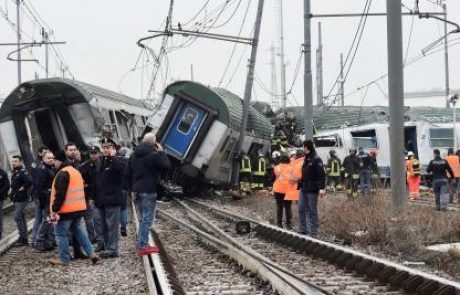 (FOTO in VIDEO) Iztirjenje vlaka pri Milanu: Dve osebi mrtvi, več huje poškodovanih