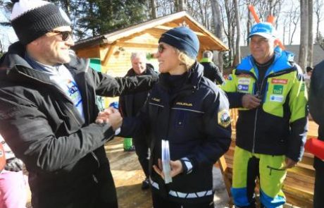 (VIDEO) Otroke na Pohorju pozdravila tudi policistka Ilka Štuhec