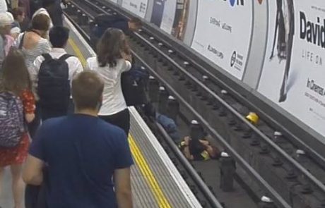 Policija išče junaka: Šokantni trenutek, ko mimoidoči reši moškega pred brzečim vlakom