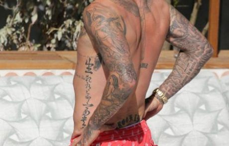 (FOTO) “Upokojeni” David Beckham ob bazenu razkazoval tetovaže