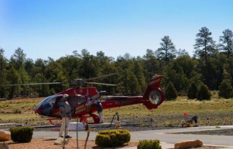 (FOTO IN VIDEO) Strmoglavil turistični helikopter, trije mrtvi