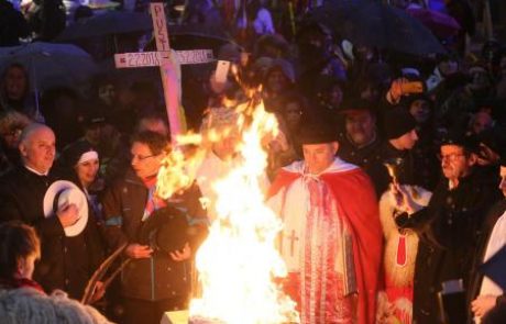 (FOTO) Ptuj: Končal je v plamenih, pred očmi žalnega zbora