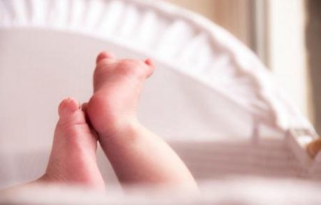 V vijoličnem kovčku odkrili trupli novorojenčkov