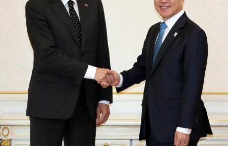 Pahorjev obisk v Južni Koreji: Ob šarmu ne smemo biti naivni