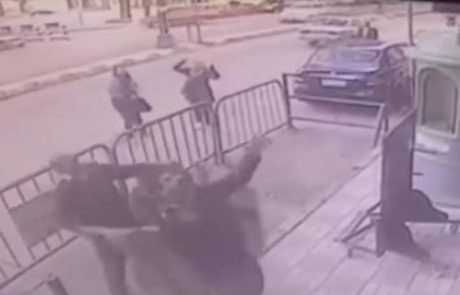 (VIDEO) Policist ujel otroka, ki je padel s tretjega nadstropja