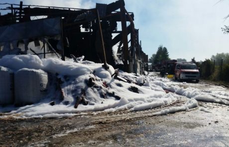 FOTO: Mar neznosen smrad iz sinočnjega pogorišča priča o še eni ekološki katastrofi?