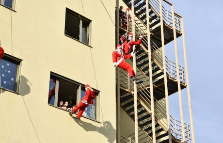 FOTO in VIDEO: Na pediatriji UKC Maribor plezajoči Božički razveselili otroke