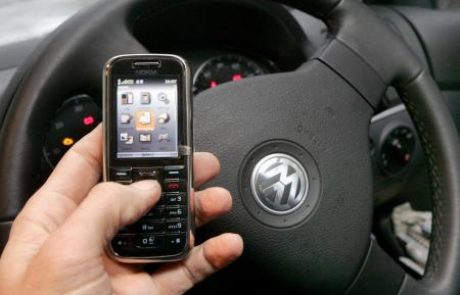 Kljub prepovedi uporablja mobilni telefon kar 75 odstotkov voznikov