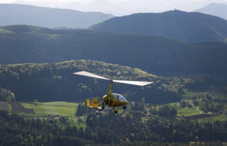 Med Ajdovščino in Idrijo strmoglavil žirokopter, drugi zasilno pristal