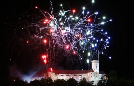 Kljub onesnaženju v večjih mestih vztrajajo pri ognjemetu