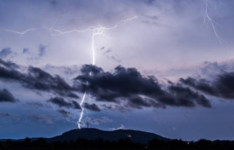 Zaradi udara strele pogorelo gospodarsko poslopje na Raduhi