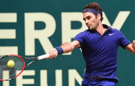 Federer v Halleju izločil Goffina, Thiem odkorakal v polfinale