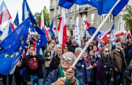 Več deset tisoč ljudi na protivladnih protestih v Varšavi