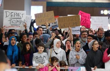 Sodišče zamrznilo del Trumpove prepovedi vstopa za begunce