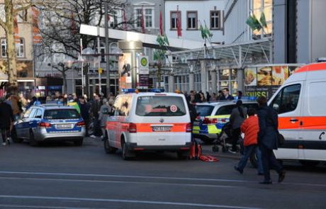 V nemškem Haidelbergu moški z vozilom zapeljal med pešce