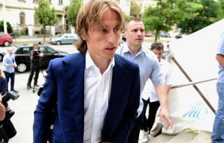 Tarča Torcide tudi Luka Modrić (VIDEO)