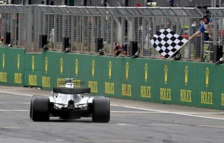 Hamilton slavil v Silverstonu, smola Vettla