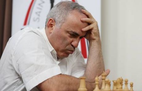 Kasparov se je vrnil za šahovnico