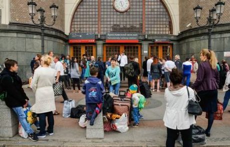 Zaradi groženj z bombo evakuirali več tisoč ljudi