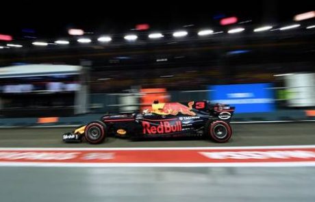 Ricciardo dvakrat prehiter za vse, Vettel v zid (VIDEO)