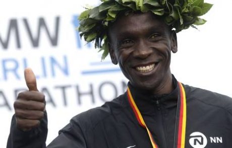 Kenijec Kipchoge zmagal na maratonu v Berlinu, a ostal brez svetovnega rekorda