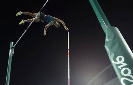 Atletika: na navdušenje gledalcev Lavillenie gledal v hrbet Brazilcu