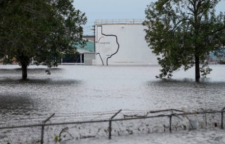 Nevarnost eksplozije poplavljene kemične tovarne blizu Houstona
