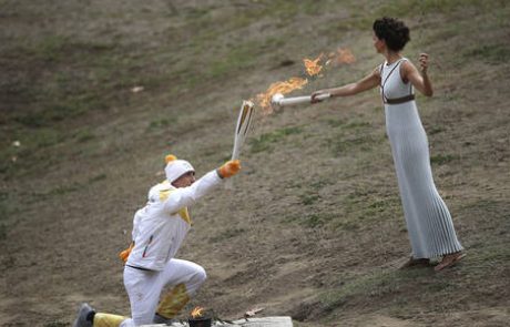 Olimpijski ogenj v dežju začel pot proti Pjongčangu