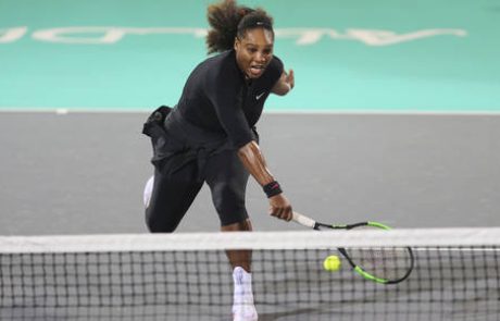 Serena Williams se je na teniška igrišča vrnila s porazom