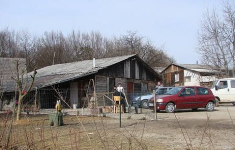 Romskemu agitatorju proti šoli največ denarja