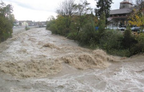 Gasilci iz narasle reke rešili osebo