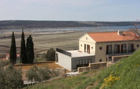 Za stroške rušenja vile družina Türk v prisilni izterjavi