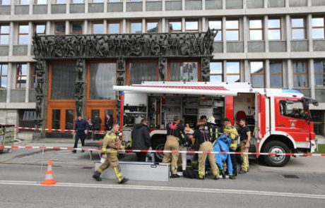 V parlamentu prejeli pošiljko z belim prahom