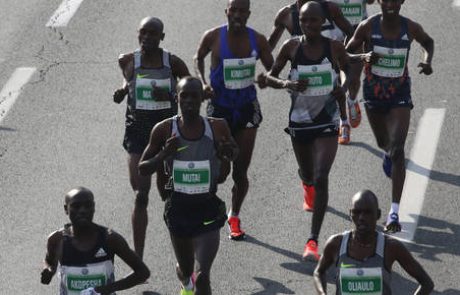 Maraton v senci zapleta: obetal se je rekord, a so trije vodilni zašli s proge
