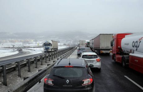 Burja povzroča težave v prometu