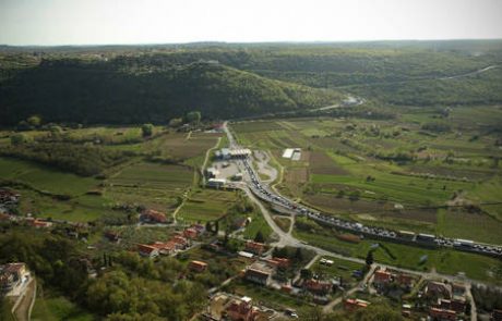 Na nekaterih mejnih prehodih že kolone za vstop v državo