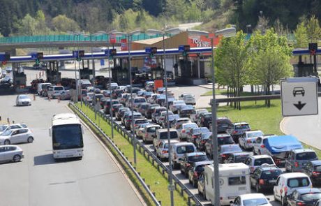 Na cestah povečan promet in zastoji