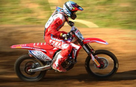 Tim Gajser glavni mik dirke v Škednju