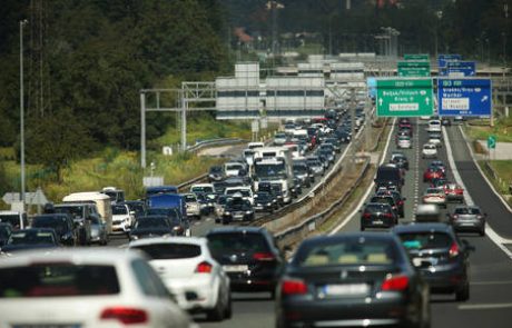 Ta vikend na cestah pričakovana precejšnja gneča in zastoji