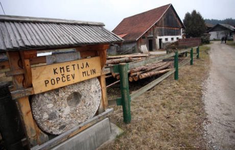 Domače izdelke postavili na kozolec