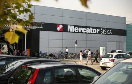 V garažni hiši hipermarketa Mercator zagorel avtomobil