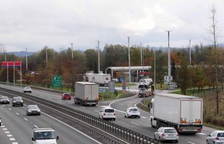 Gospodarski minister bi cene goriv sprostil, za spremljanje pa pravi, da ni pristojen